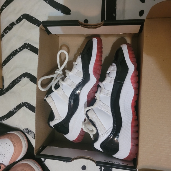 Jordan 11 - Picture 2 of 4